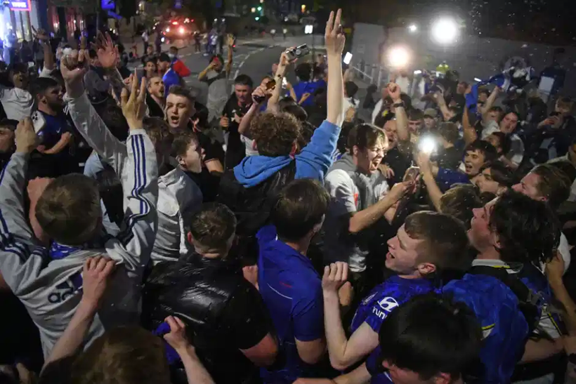 Hàng ngàn người hâm mộ Chelsea đổ ra đường phố bên ngoài sân Stamford Bridge mừng chức vô địch Champions League. (Ảnh The Sun).