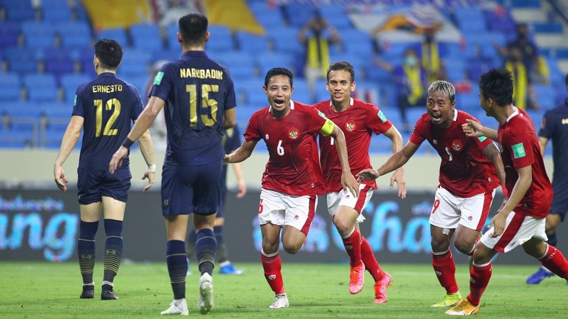Cầu thủ Indonesia (áo đỏ) chơi quật cường trước Thái Lan.