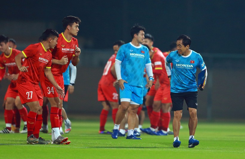 Cầu thủ Việt Nam tập luyện tại UAE, tối 4/6.