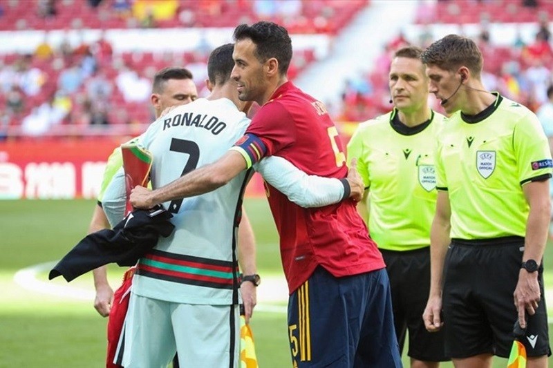 Ronaldo "tay bắt mặt mừng" với Busquets, người vừa có kết quả dương tính Covid-19.