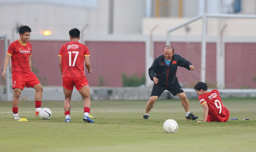 Thầy Park cười khoái chí khi "hạ gục" Văn Toàn trong phần chơi "đá bóng ma".