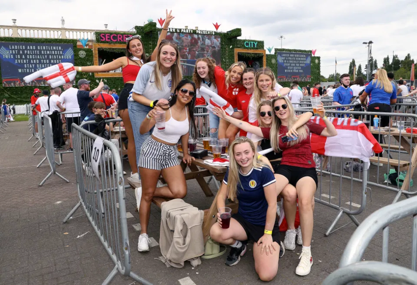 Nhóm nữ cổ động viên xinh đẹp ăn mừng chiến thắng 1-0 của tuyển Anh trước Croatia. (Ảnh SunSport)