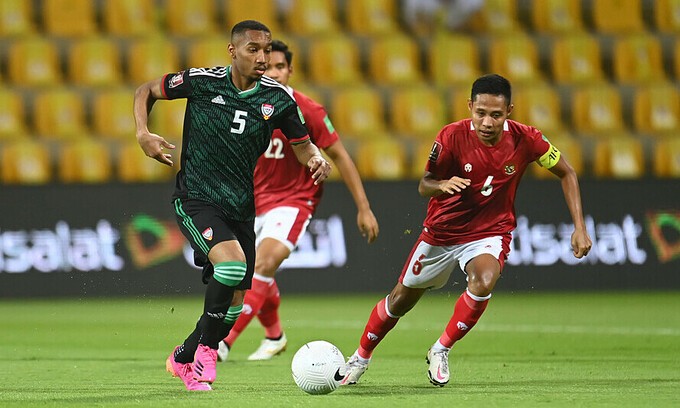 Tiền vệ Ali Salmeen (số 5) tự tin UAE sẽ đánh bại tuyển Việt Nam.