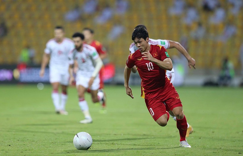 Công Phượng bị cầu thủ UAE phạm lỗi trong vòng cấm nhưng Việt Nam không được hưởng phạt đền.