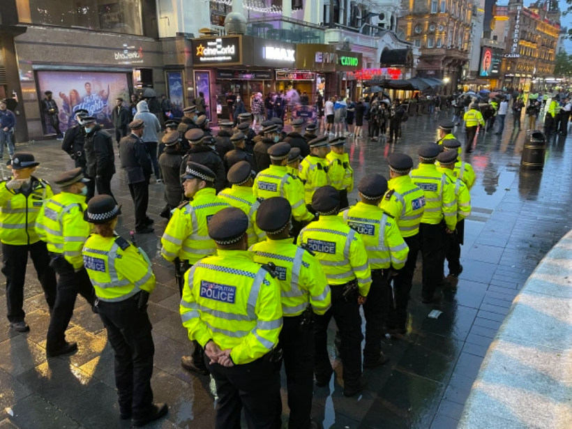 Cảnh sát giải tỏa mọi lối vào Quảng trường Leicester sau trận Anh -Scotland.