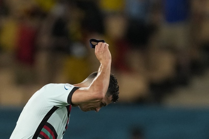 Ronaldo giận dữ ném băng thủ quân Bồ Đào Nha sau khi thua tuyển Bỉ 0-1.