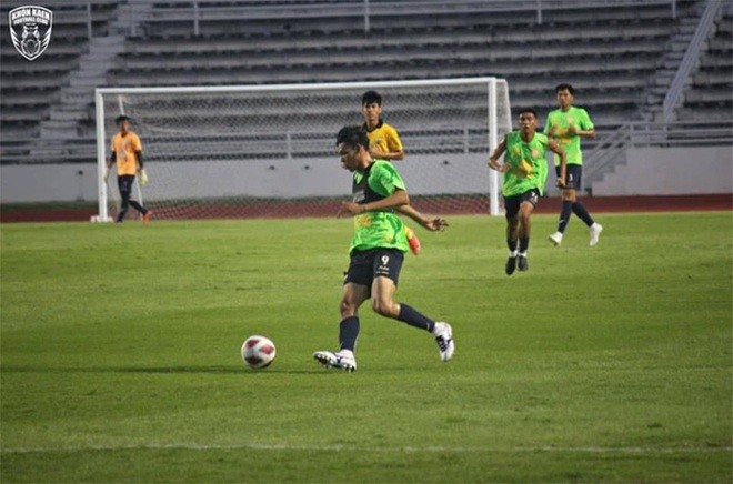 Dư luận Thái Lan nổi giận với hình ảnh Supachai Jaided ra sân thi đấu dù chưa hết hạn cách ly.