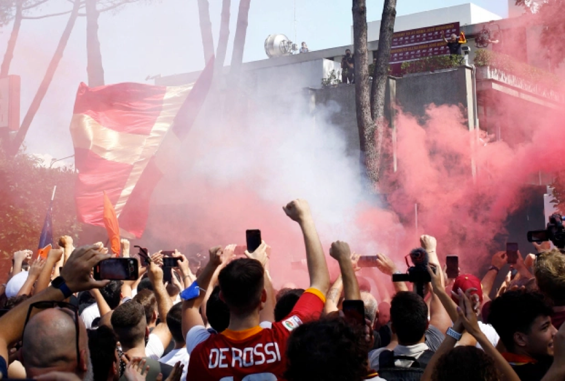 Đám đông người hâm mộ AS Roma đốt pháo khói, pháo sáng chào đón Mourinho bên ngoài sân bay Ciampino.