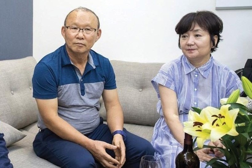 Thầy Park cùng phu nhân tối nay sẽ lên đường về Hàn Quốc chịu tang cha vợ.