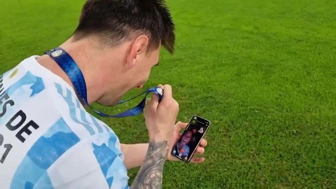 Messi gọi điện "khoe" chiến tích với bà xã ngay trên sân Maracana.