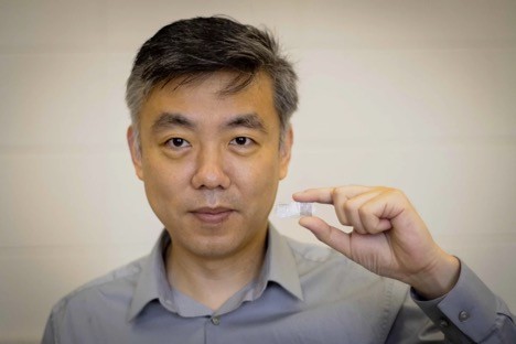 Giáo sư Xudong Wang với miếng dán truyền điện giúp xương gãy mau lành.