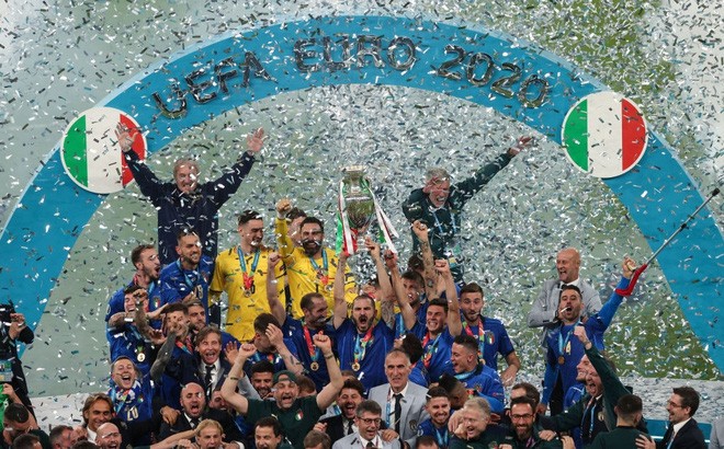Các cầu thủ Italia nhận mưa tiền thưởng nhờ vô địch EURO 2020.