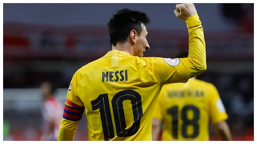 Messi ăn mừng bàn thắng trong màu áo Barcelona.