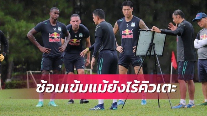 Tờ Siam Sport (Thái Lan) thán phục sự chăm chỉ của thầy trò Kiatisak.