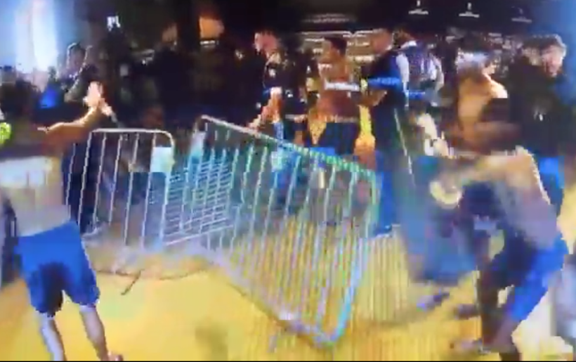 Cảnh hỗn loạn khi các cầu thủ Boca Juniors "nổi điên" tấn công trọng tài và cánh sát.
