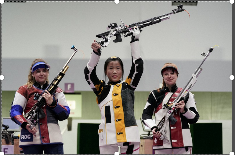 Xạ thủ Yang Qian (giữa) giành  được huy chương vàng đầu tiên tại Olympic Tokyo 2020