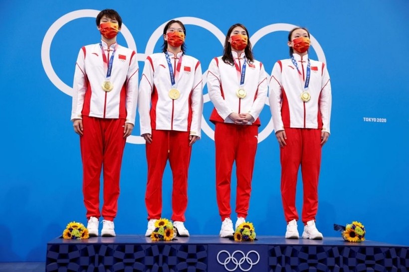 Vận động viên Trung Quốc nhận huy chương vàng tại Thế vận hội Tokyo 2020.