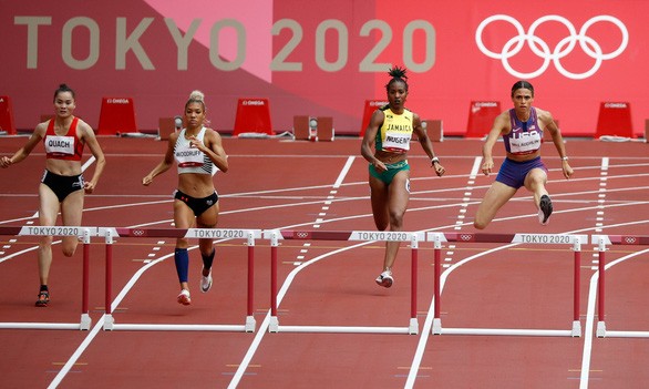 Quách Thị Lan (ngoài cùng, bên trái) giành vé vào bán kết nội dung 400m rào nữ tại Olympic Tokyo 2020.