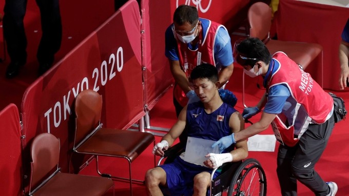 Võ sĩ chủ nhà Nhật Bản phải ngồi xe lăn sau trận đấu gây tranh cãi thắng đối thủ Colombia.