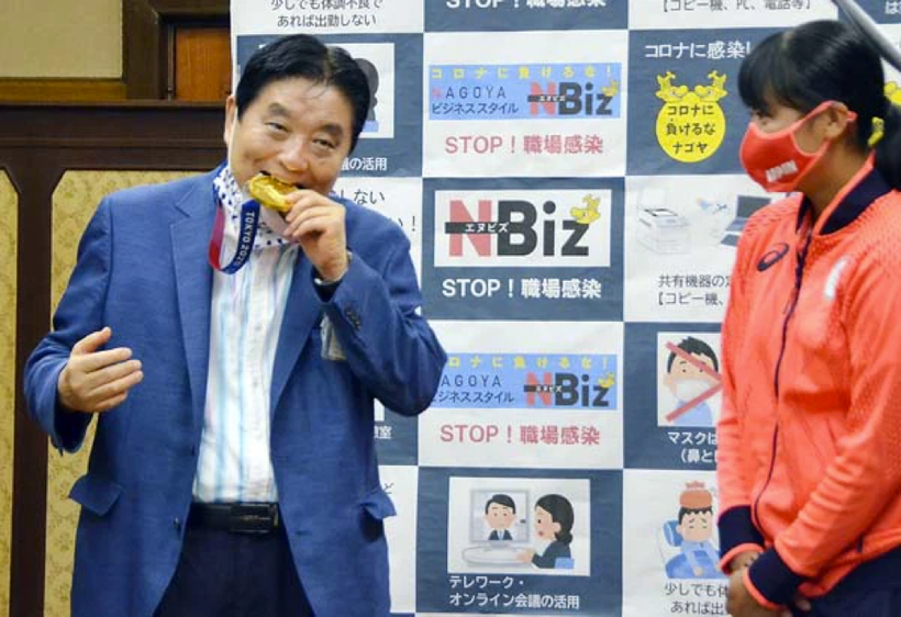 Thị trưởng thành phố Nagoya Takashi Kawamura nhận "mưa gạch đá" vì cắn Huy chương Vàng Olympic Tokyo 2020.