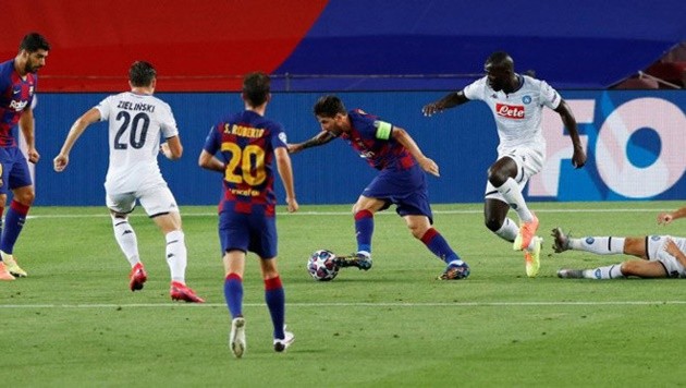 Một pha độc diễn trước khi ghi bàn của Messi trong màu áo Barca.