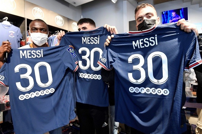 Cổ động viên PSG "may mắn" mua được áo đấu của Messi.