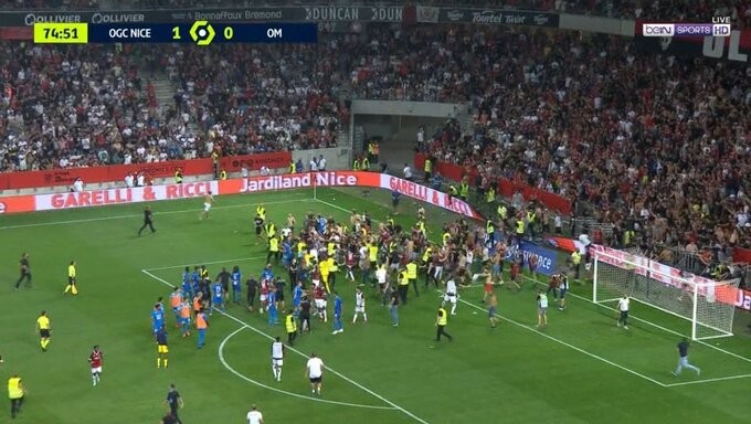 Cảnh hỗn loạn trong trận đấu giữa Nice và Marseille.