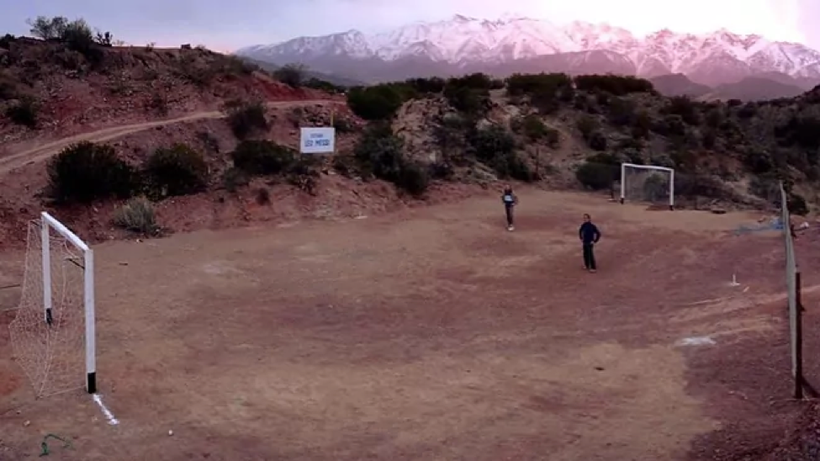 "Sân vận động" nằm giữa lưng chừng núi, được gắn bảng tên Leo Messi.