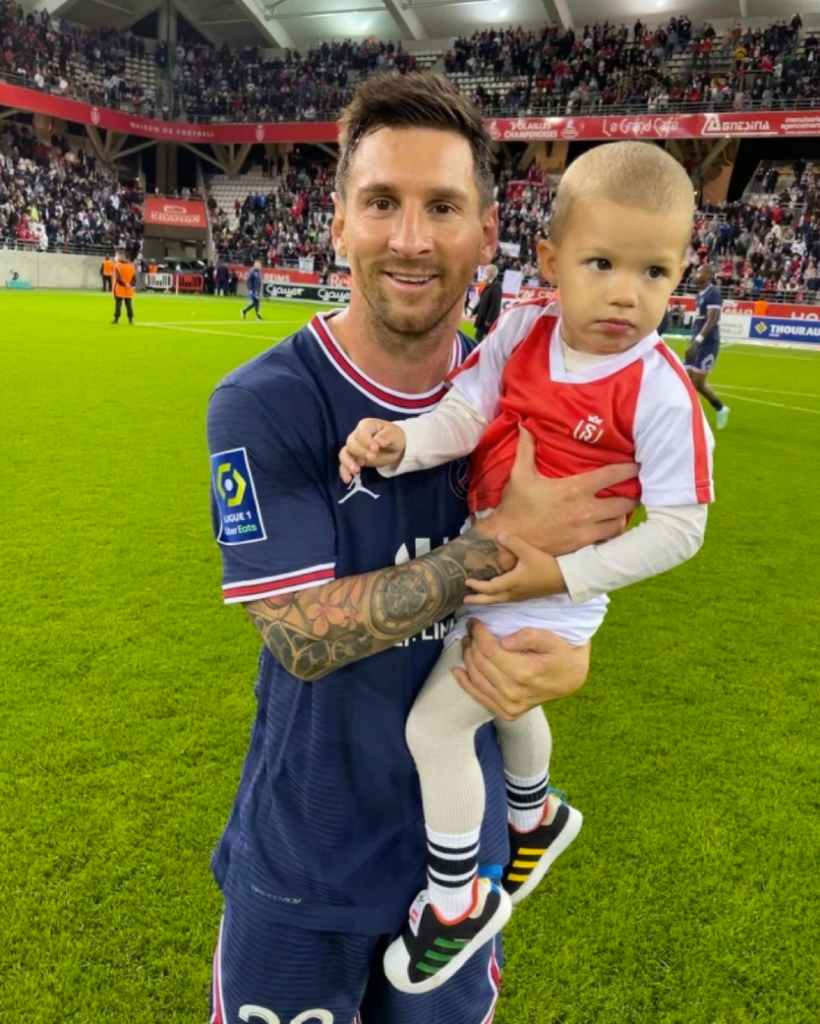 Messi bế con của thủ môn đối thủ gây sốt mạng xã hội.