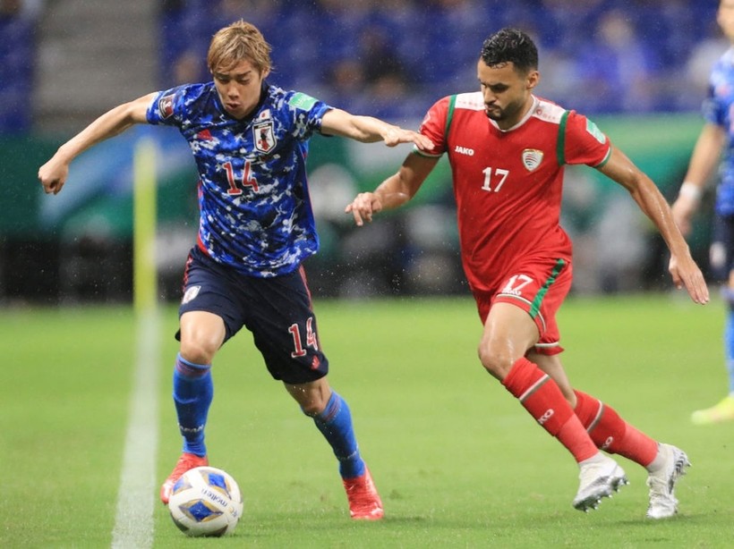 Oman (áo đỏ) xuất sắc đả bại chủ nhà Nhật Bản.