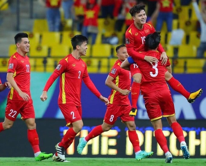 Quang Hải và các đồng đội mừng bàn thắng mở tỷ số.
