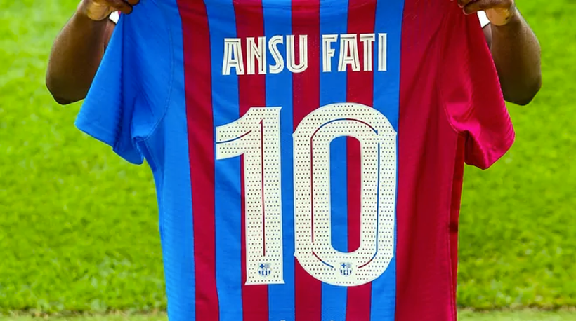 Ansu Fati được trao chiếc áo số 10 tại Nou Camp.
