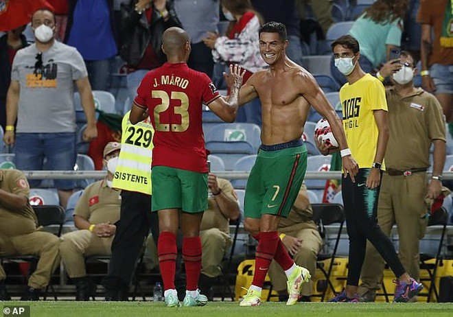 Cởi áo ăn mừng "giúp" Ronaldo sớm được về hội quân cùng các đồng đội tại Man Utd.