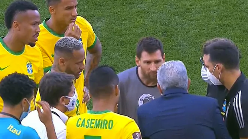 Messi rất bức xúc sau khi 4 đồng đội bị giới chức Brazil xông vào sân bắt đưa đi cách ly Covid-19.