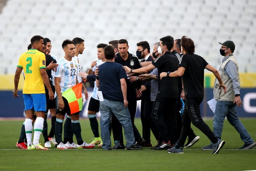 Cảnh sát mặc thường phục và nhân viên y tế Brazil xông vào sân bắt giữ cầu thủ Argentina.
