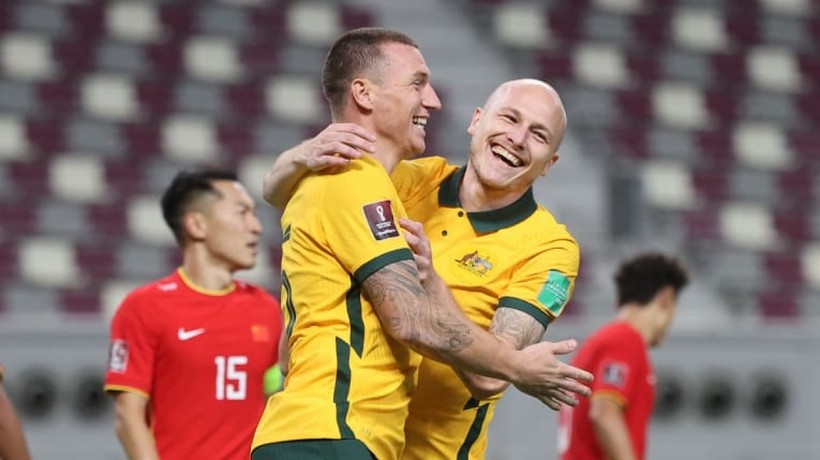 Trung Quốc (áo đỏ) thua Australia 0-3 ở lượt trận đầu tiên vòng loại cuối cùng World Cup 2022 khu vực châu Á.