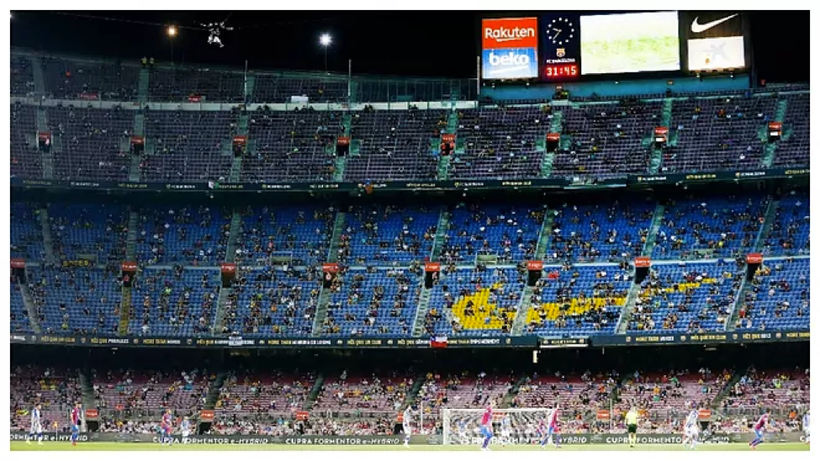 Có rất nhiều ghế trống trận Barca hạ Real Sociedad 4-2 trên sân Nou Camp.
