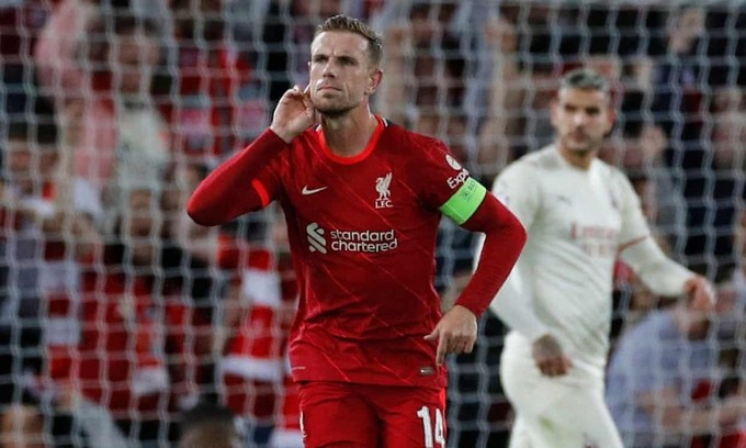 Henderson mừng bàn ấn định thắng lợi 3-2 cho Liverpool.
