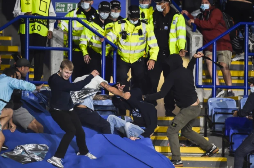 Người hâm mộ Leicester và Napoli bất chấp nguy hiểm tấn công nhau.