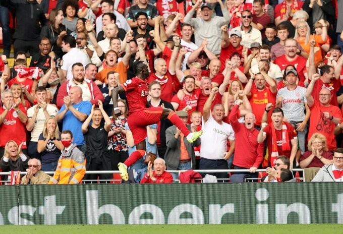 Sân Anfield bùng nổ khi Mane ghi bàn thứ 100 cho Liverpool.