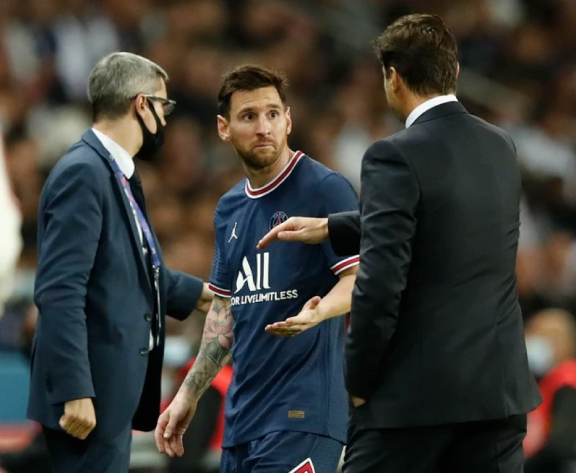 Messi miễn cưỡng khẽ chạm tay HLV Pochettino khi bị thay ra.