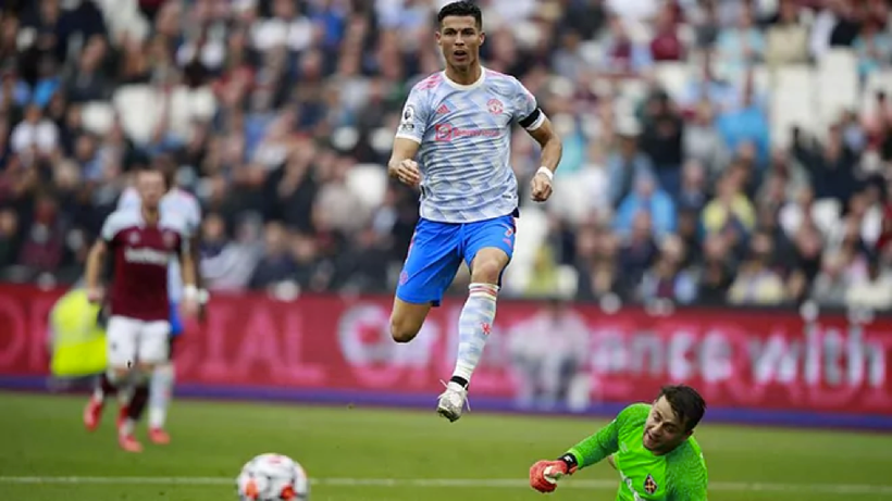 Ronaldo trong trận gặp West Ham ở vòng 5 Ngoại hạng Anh.