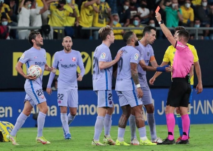 Cầu thủ Barca phản ứng dữ dội khi De Jong nhận thẻ đỏ ở phút 65.