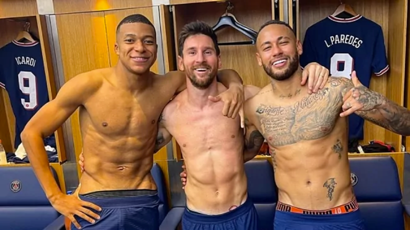 Mbappe, Messi và Neymar trong phòng thay đồ PSG sau chiến thắng Man City.