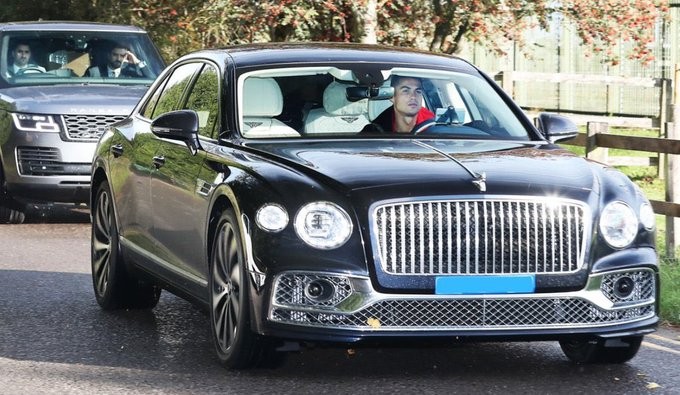 Ronaldo vừa khoe chiếc siêu xe Bentley Flying Spur trị giá 250.000 euro.