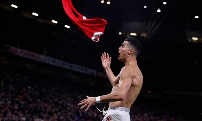 Ronaldo cởi áo mừng bàn thắng giúp Man Utd giành trọn 3 điểm ở phút 90+5.