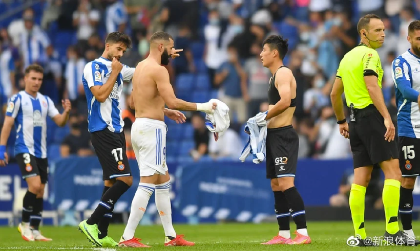 Vũ Lỗi đổi áo với Benzema sau khi kết thúc trận đấu giữa Espanyol và Real Madrid.