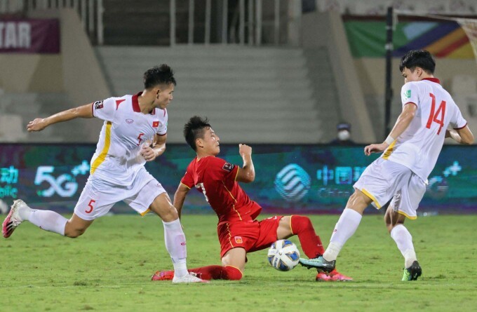 Thanh Bình (số 5) mắc sai lầm dẫn đến Việt Nam nhận bàn thua cuối trận.