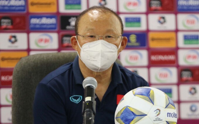 HLV Park Hang-seo trong buổi họp báo sau trận Việt Nam thua Oman 1-3.