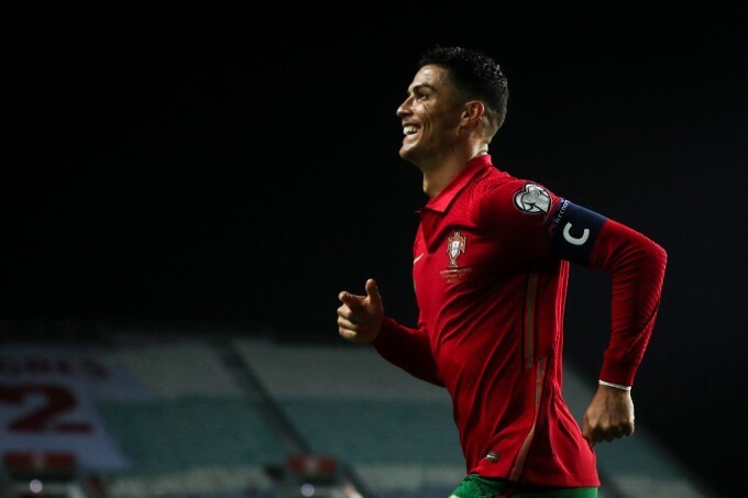 Ronaldo mừng cú hat-trick vào lưới Luxembourg.